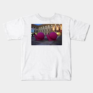 Milan. Snail Statues at Piazza Duomo. Italy 2010 Kids T-Shirt